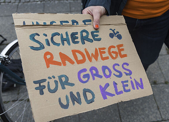 Plakat "Sichere Radwege für groß und klein" Plakat "Sichere Radwege für groß und klein"
