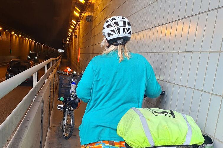 Radfahrerin_Flughafentunnel Radfahren im Flughafentunnel