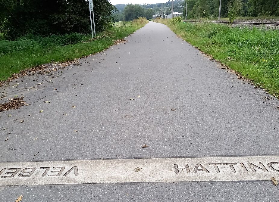 Deilbachradweg an der Grenze von Velbert nach Hattingen Deilbachradweg an der Grenze von Velbert nach Hattingen