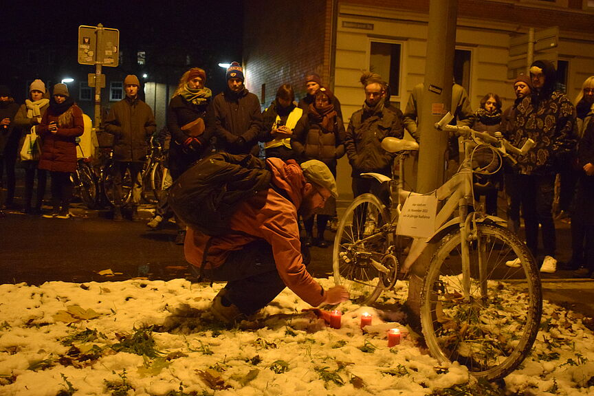 20221121_Mahnwache Fahrrad Kiel Mahnwache für verstorbenen Radfahrar in Kiel mit Ghostbike