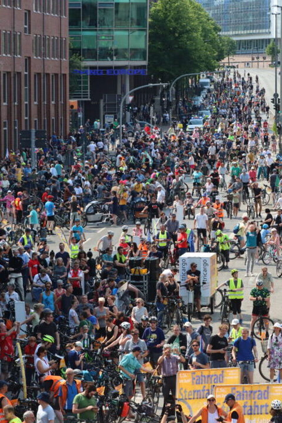 Radfahrer soweit das Auge reicht Radfahrer soweit das Auge reicht