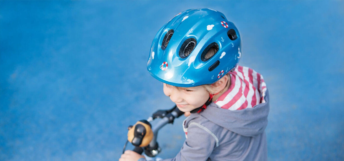 Fahrradhelm für Kinder Kind mit Helm und Laufrad
