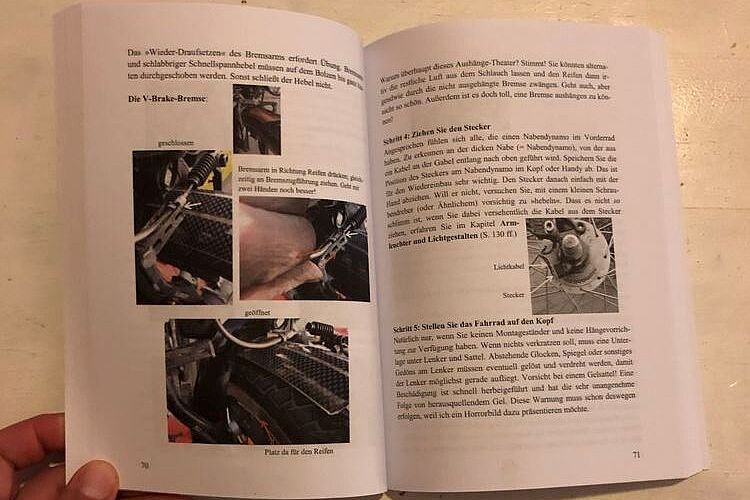 Buch Platt gewesen Aufgeschlagenes Fahrradreparatur-Buch "Platt gewesen von Frieder Busch.