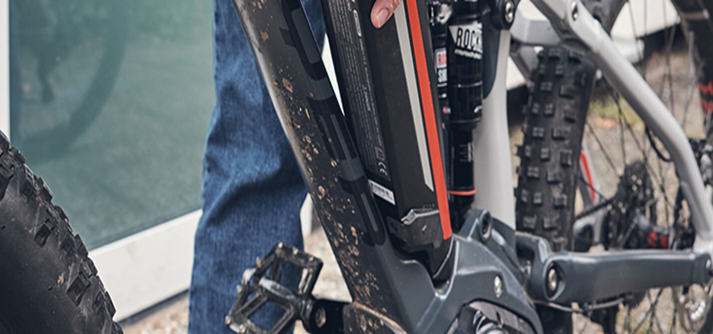 Entnahme eines Pedelec-Akkus am Mountainbike
