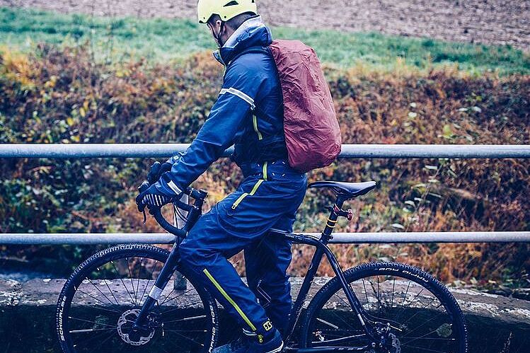 Regenoverall von Dirtlej Ein Regenoverall für Radfahrende.