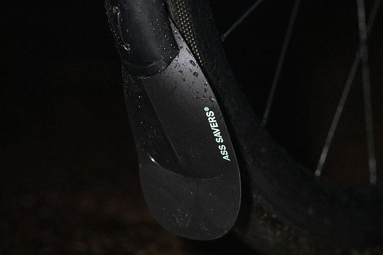 Ass Savers Toetector montiert Eine montierte Schutzblechverlängerung im Regen in der Dunkelheit.